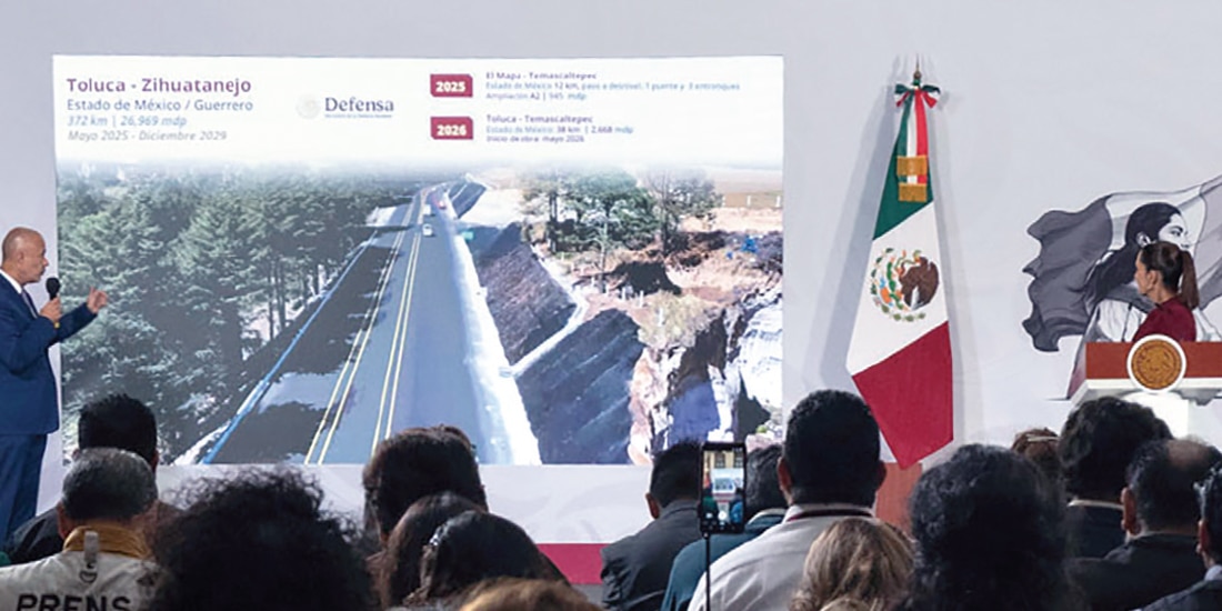 LA PRESIDENTA, ayer, con Jesús Esteva, titular de la SICT