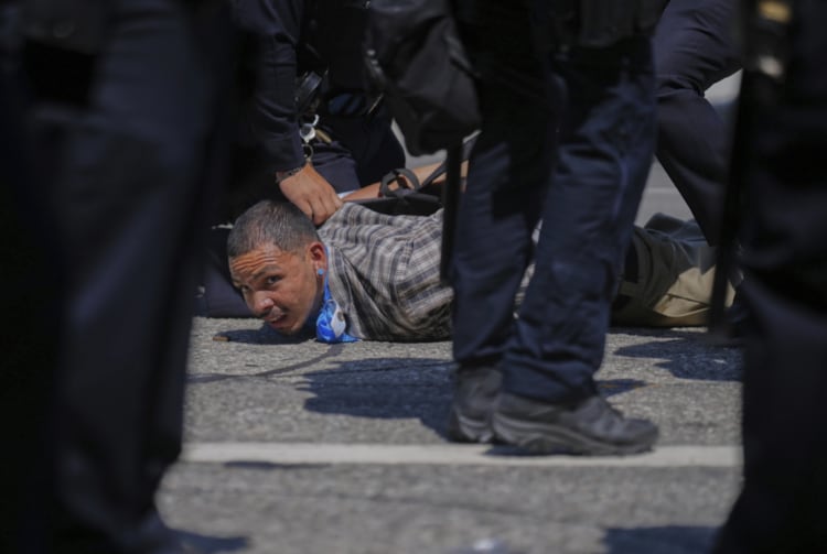 Un manifestante es detenido por la policía en el centro de Los Ángeles, ayer.