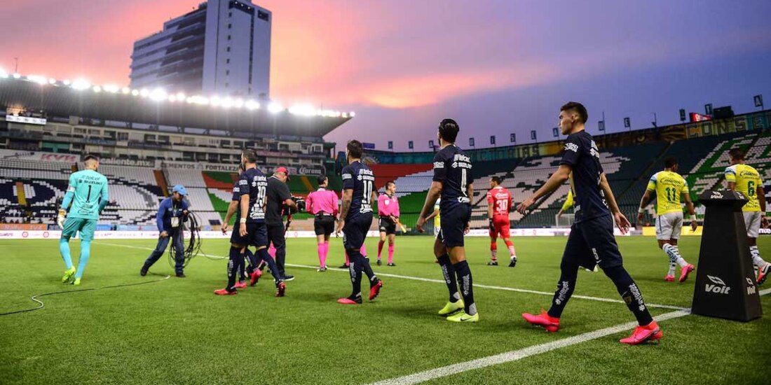 Jugadores de Pumas y León, antes de su duelo el pasado 14 de marzo.