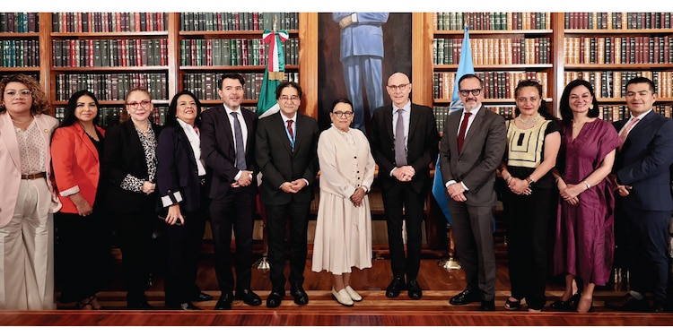 LA SECRETARIA de Gobernación, Rosa Icela Rodríguez (c.), y el titular de ACNUDH, Volker Türk (a su izq.), ayer.