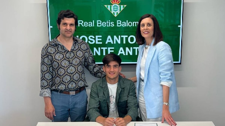 Su hijo José Antonio junto con Cynthia Antúnez