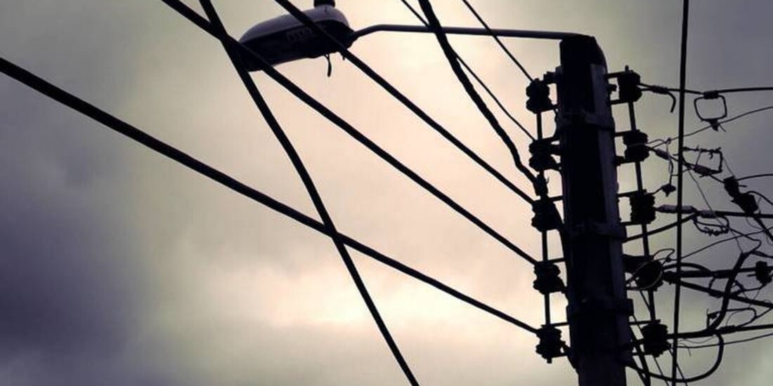 De acuerdo con medios locales, los hechos ocurrieron en el municipio de Uruapan, Michoacán, cuando pretendían instalar un sonido que quedaría colgado a los cables de un poste.