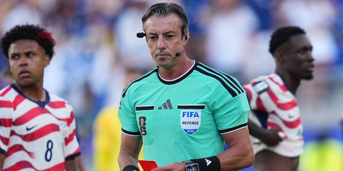 Raphael Claus tras expulsar a Folarin Balogun.