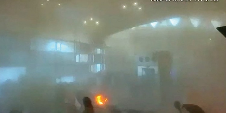 UNA TOMA del interior de la puerta de embarque de la Terminal 3 del Aeropuerto Internacional Rey Jalid tras la explosión, ayer.