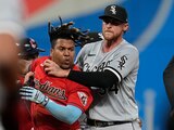 Michael Kopech de los Medias Blancas de Chicago sostiene al dominicano José Ramírez de los Guardianes de Cleveland durante una pelea con Tim Anderson