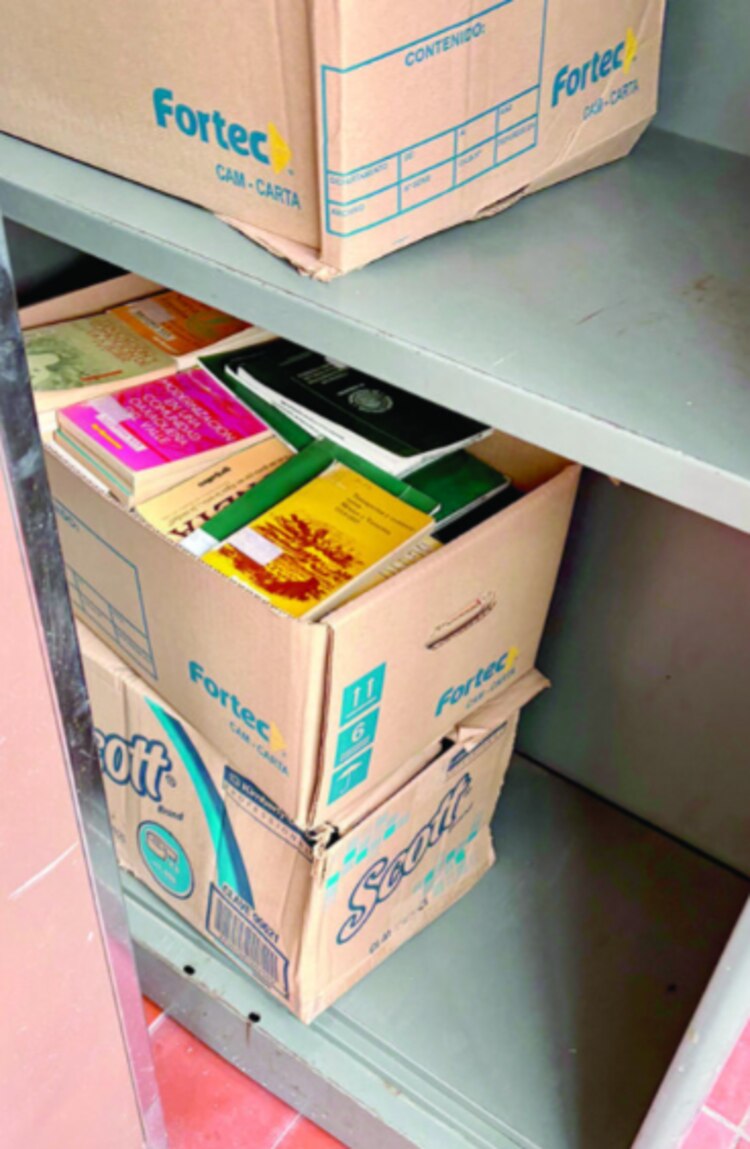 Biblioteca Elena Garro │ Tiene sillas rotas y libros todavía sin catalogar.