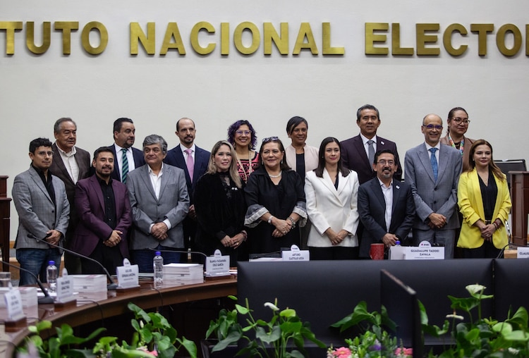 Blanca Yassahara Cruz García, Frida Denisse Gómez Puga y Arturo Manuel Chávez López rindieron protesta como consejeras y consejero electorales en el INE.