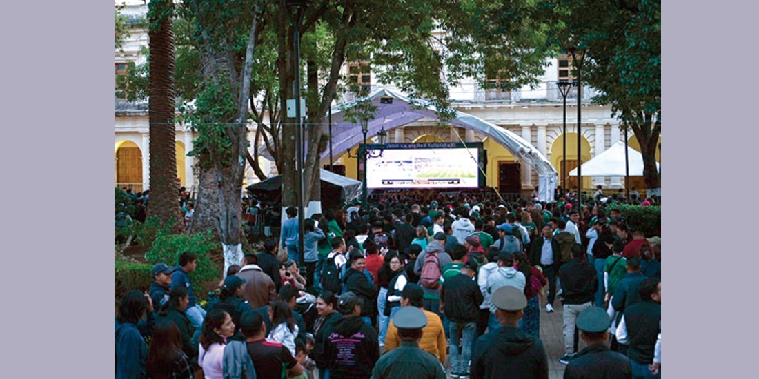 AFICIONADOS congregados antier en
San Cristóbal para ver el juego de futbol