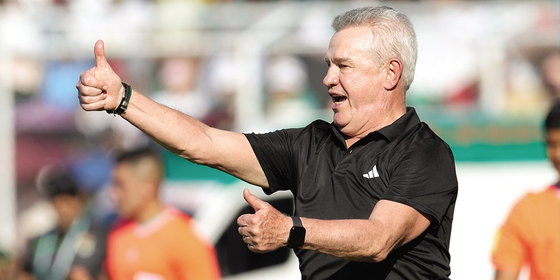 Javier Aguirre felicita una jugada de su equipo durante el partido ante Bolivia, el mes pasado.