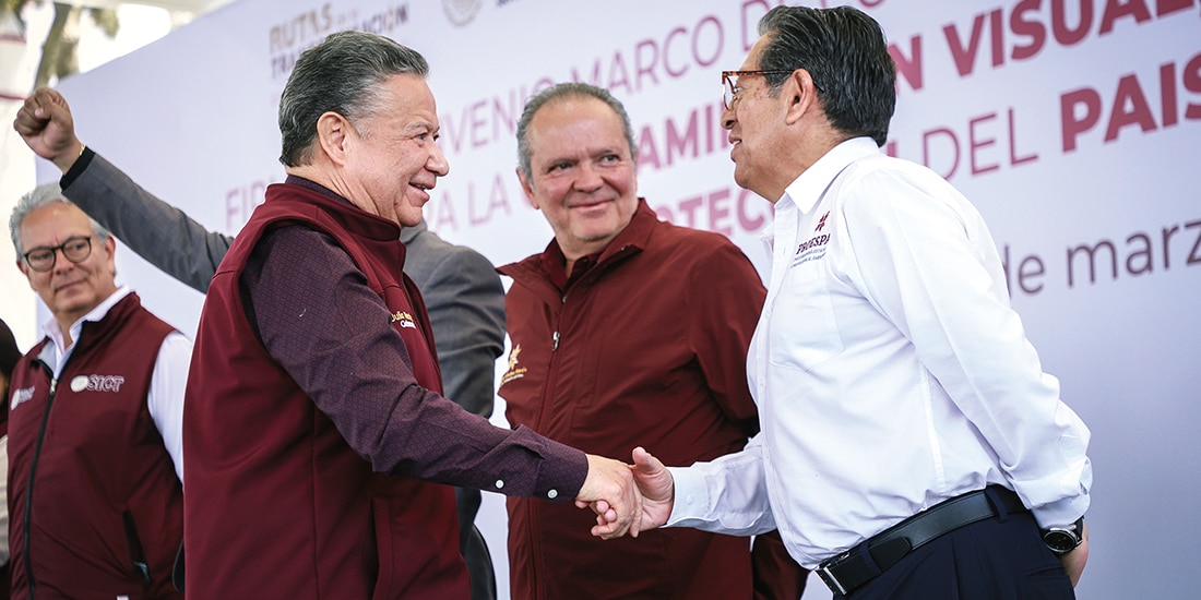 El gobernador Julio Menchaca (izq.), con funcionarios de la SICT, ayer.