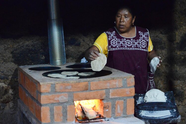 Mujeres jefas de familia construirán las estufas ecológicas como parte de la estrategia de inclusión del Gobierno federal.