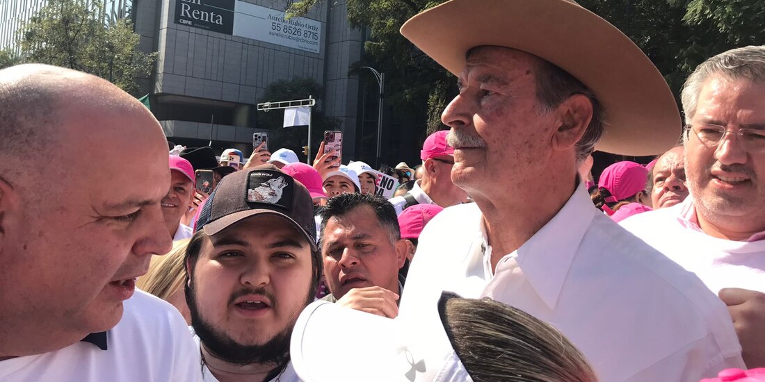 Vicente Fox, expresidente de México, participa en la marcha de este domingo.