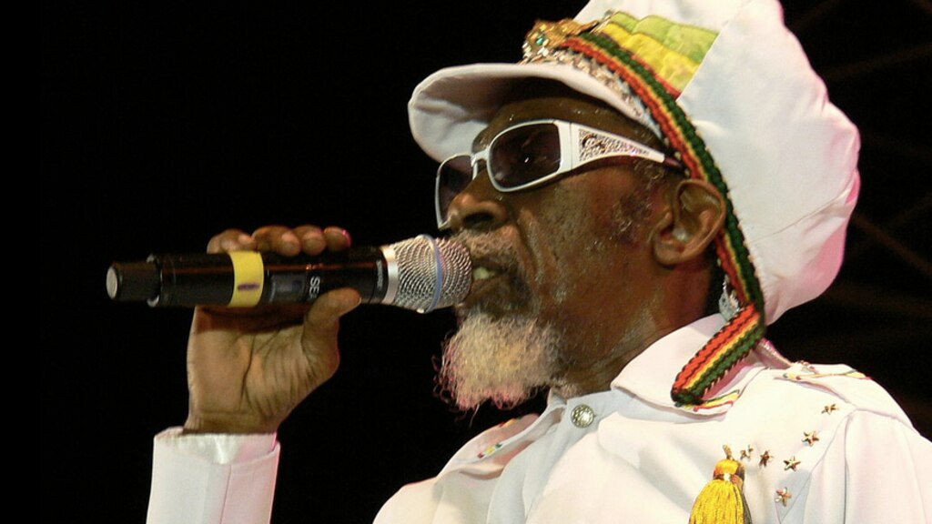 A diferencia de sus amigos, Bunny Wailer salía poco de gira, se quedó en Jamaica