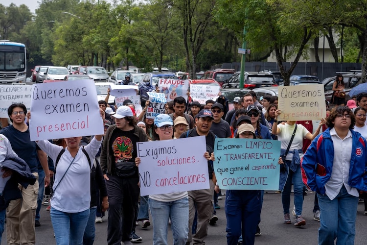 Estudiantes de la UNAM se manifestaron contra el examen de admisión a Licenciatura 2026 por la presencia de "trampas" y "ayudas".
