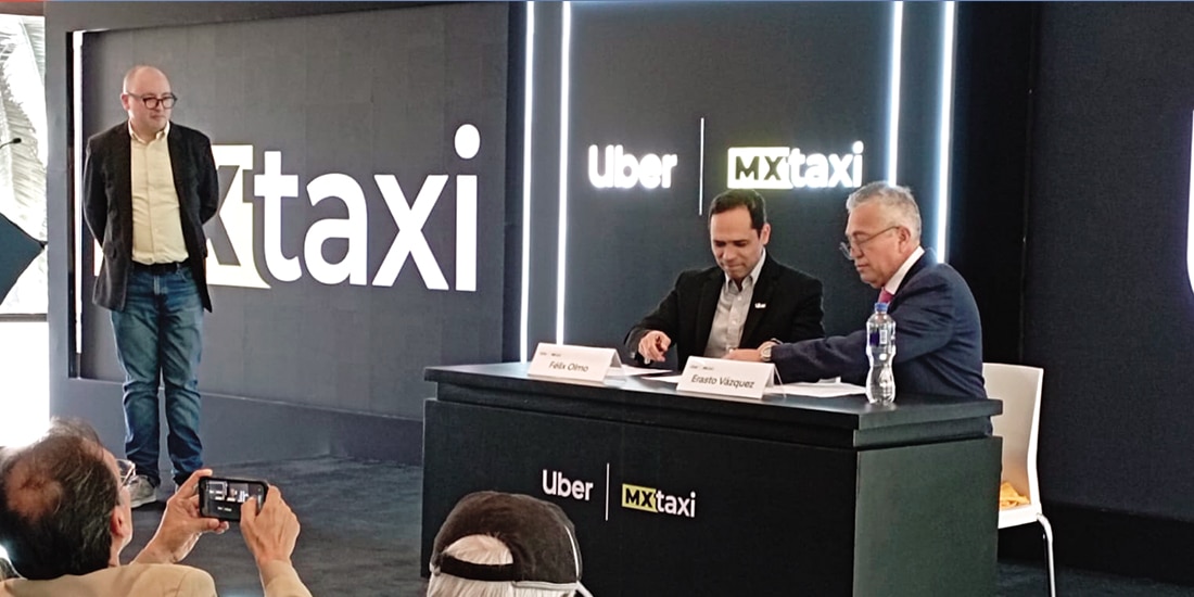 Félix Olmo, de Uber, y Erasto Vázquez, de Mx Taxi, en conferencia, el martes.