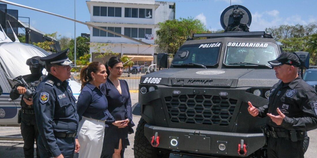 La gobernadora Mara Lezama (izq.) durante la entrega de patrullas, ayer.