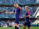 Robert Lewandowski, del Barcelona, celebra su gol ante el Betis en LaLiga