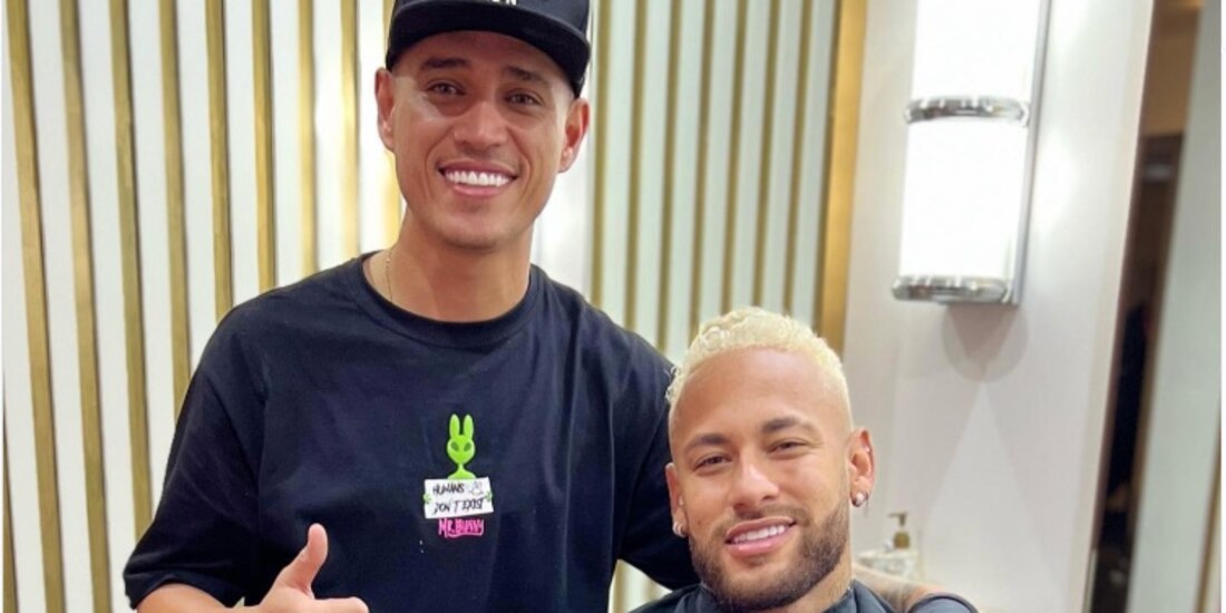 Neymar lleva a su propio peluquero.