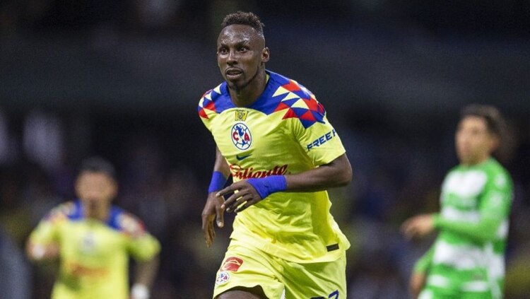 Julián Quiñones celebra uno de sus goles con el América en la Liga MX.