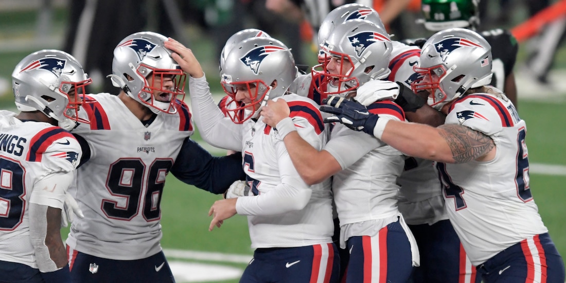 Jugadores de los Patriots festejan un touchdown en su partido contra Jets en la Semana 9 de la NFL.