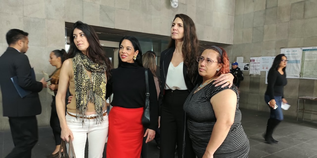 Mujeres que se identifican como víctimas de violencia vicaria solicitaron revisar la actuación de una jueza familiar.