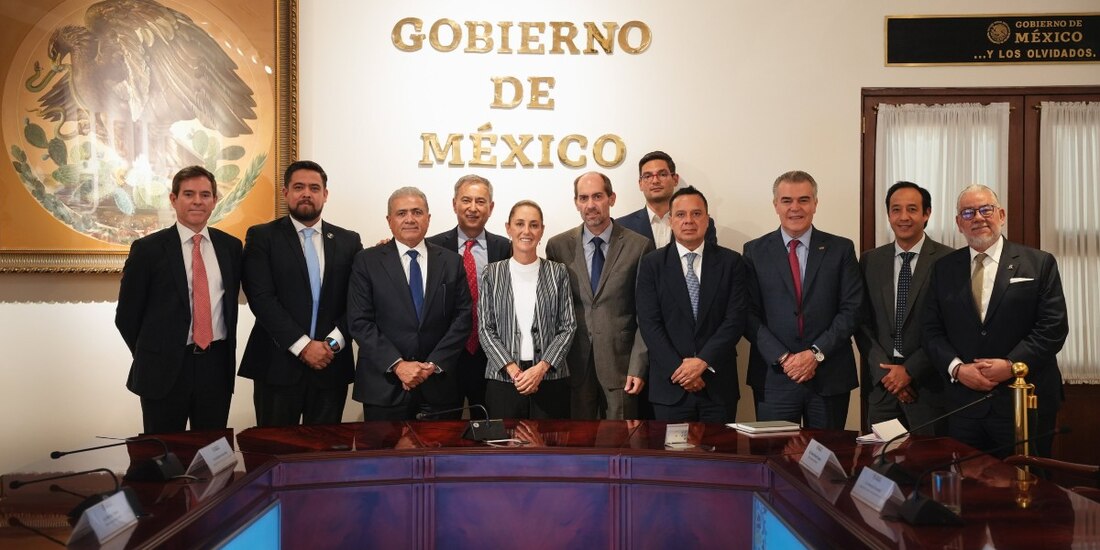 Sheinbaum se reúne con fabricantes de acero y concreto por programa Vivienda para el Bienestar.