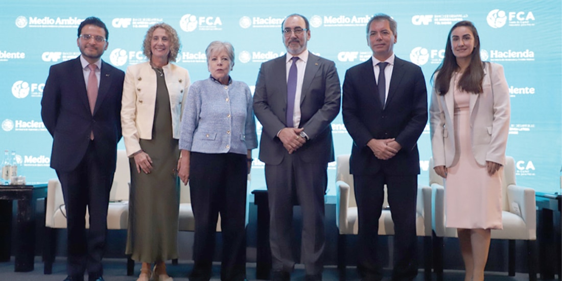 FUNCIONARIOS y representantes del CAF, ayer.