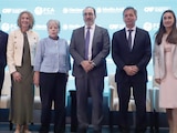 FUNCIONARIOS y representantes del CAF, ayer.