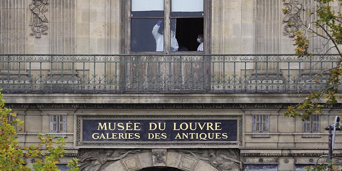 Investigadores recaban pruebas en la puerta de la galería por donde ingresaron los ladrones.