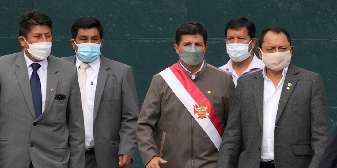 El presidente peruano, con la banda presidencial, al llegar al Congreso, ayer.
