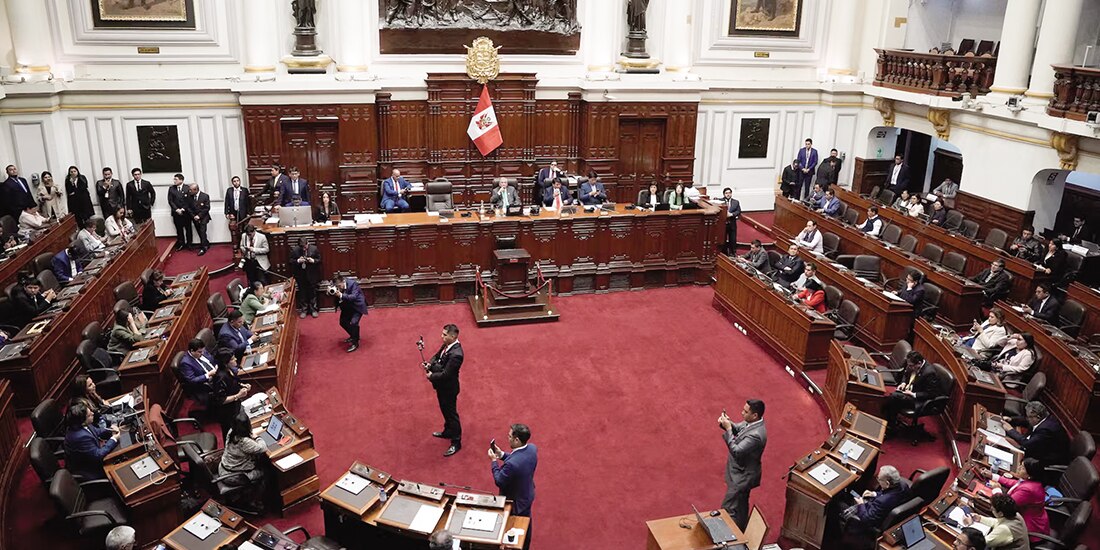 Los legisladores se reúnen para votar una moción para destituir a la presidenta de Perú, Dina Boluarte, ayer.