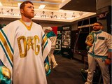 Saúl "Canelo" Álvarez porta el exclusivo poncho de la marca Dolce & Gabbana.