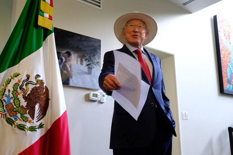 Ken Salazar pidió reconsiderar reforma judicial.