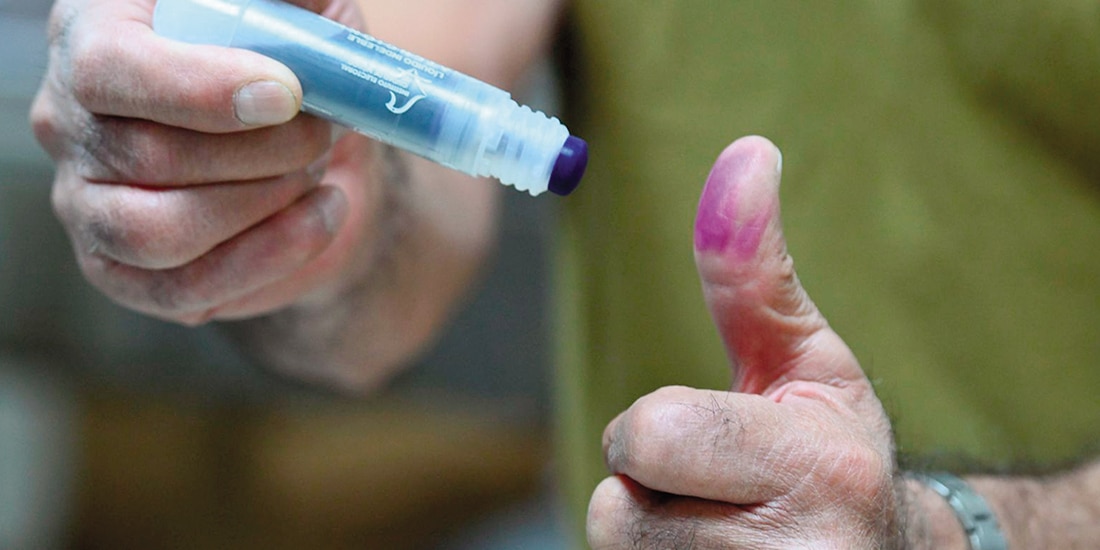 Una persona muestra el resultado de aplicar el líquido indeleble.