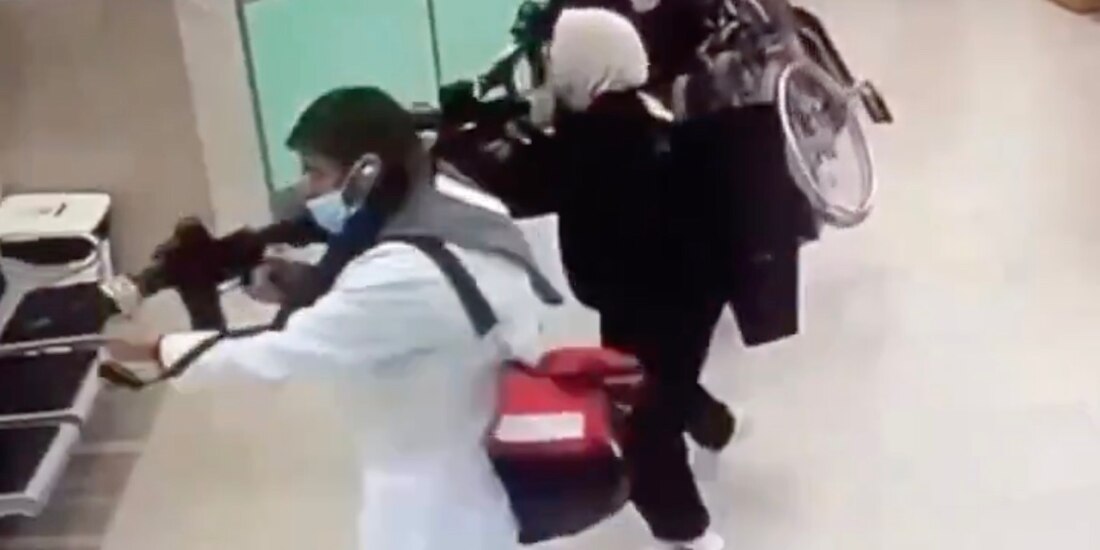 Soldados disfrazados ingresan a un hospital en Yenín, en Cisjordania, ayer.