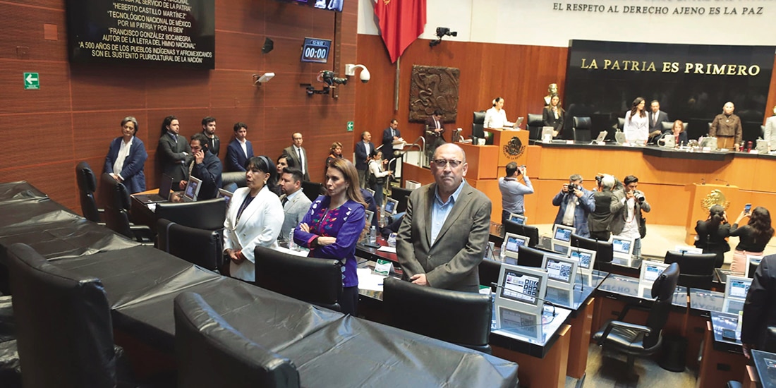 Legisladores de oposición dieron la espalda a las reformas, ayer.