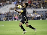 Carlos Vela baja el balón durante un partido del LAFC este año en la MLS.