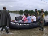 Personal del Ejército traslada a damnificados, con algunas pertenencias, a refugios temporales.