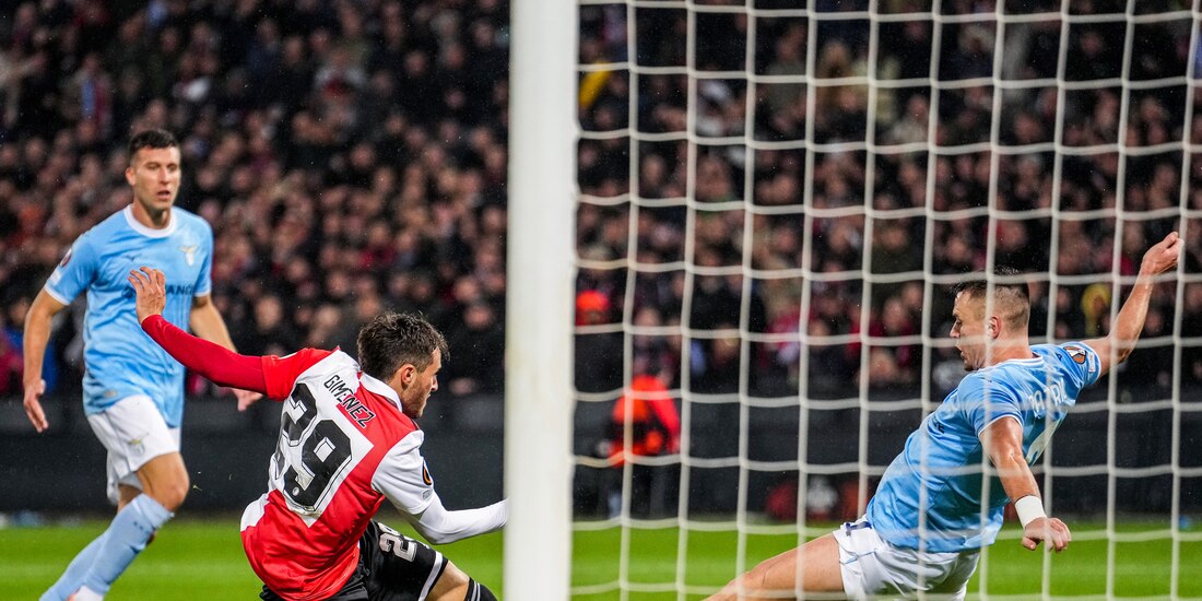 Santiago Giménez, al momento de lograr el tanto con el que el Feyenoord se impuso a Lazio en la Europa League.