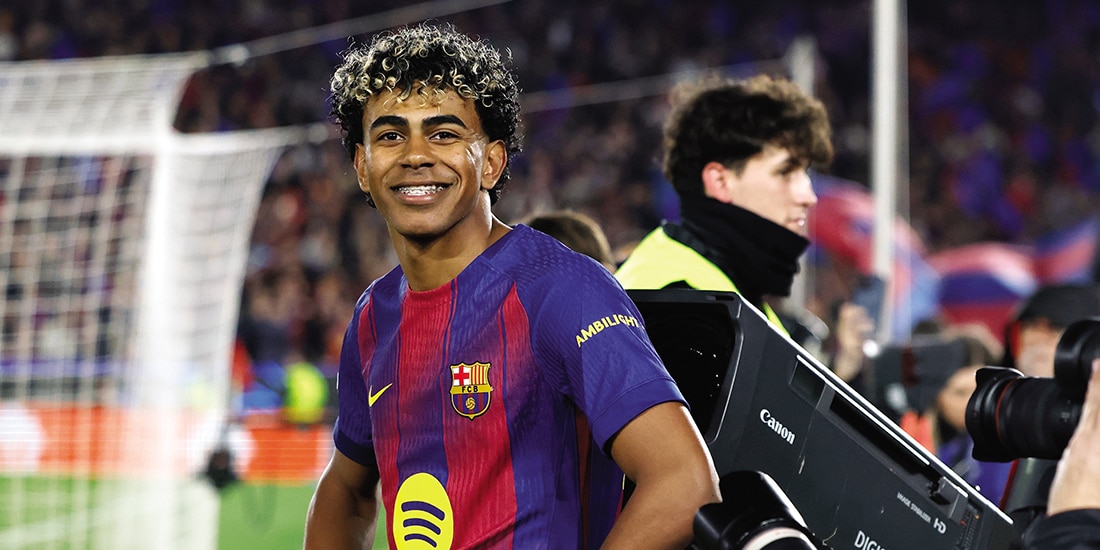 Lamine Yamal celebra sentado su gol, ayer, en la Champions League.