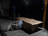 David Hernandez, un indigente de 62 años, entra a su cama hecha con cajas de cartón, el miércoles 14 de diciembre de 2022, en Los Ángeles. (AP Foto/Jae C. Hong, archivo)