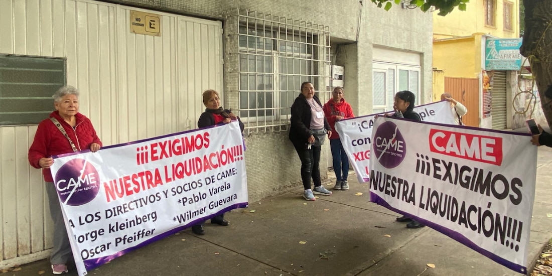 Afectados por CAME se manifiestan, el pasado martes, en el inmueble que fungió como oficinas, en lztapalapa.