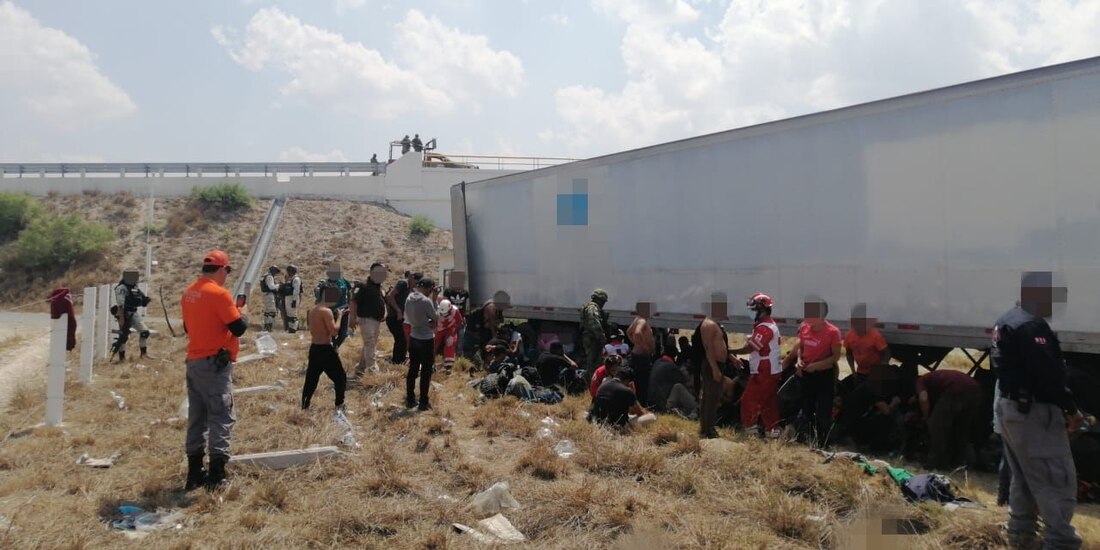 Rescatan a 137 migrantes en NL; viajaban hacinados en caja de tráiler.