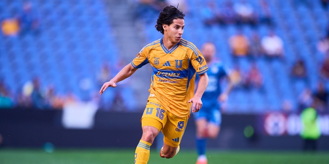 Diego Lainez en un partido con Tigres