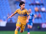 Diego Lainez en un partido con Tigres
