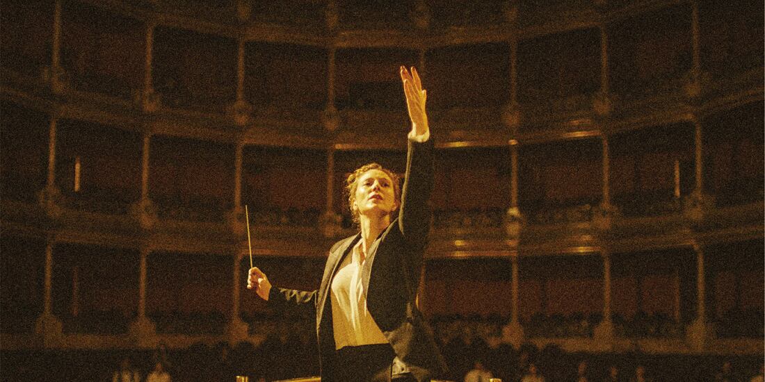 La actriz, dando vida a la directora de orquesta María, en un póster de la cinta.