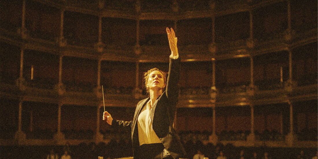 La actriz, dando vida a la directora de orquesta María, en un póster de la cinta.