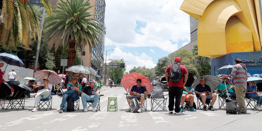 DOCENTES de bloquearon Paseo de la Reforma a la altura del Caballito, ayer.