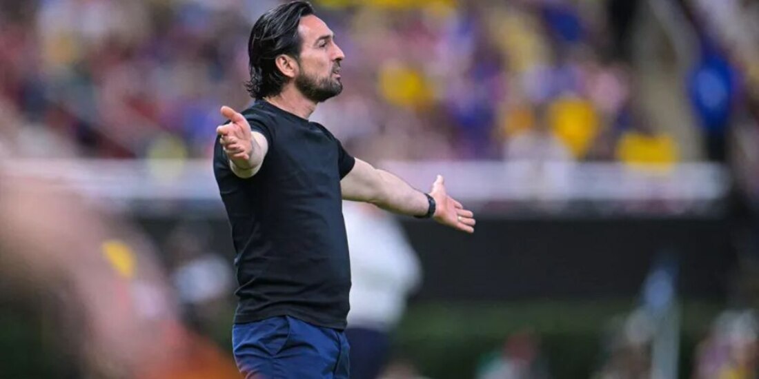 Gerardo Espinoza en un clásico entre Chivas y América.