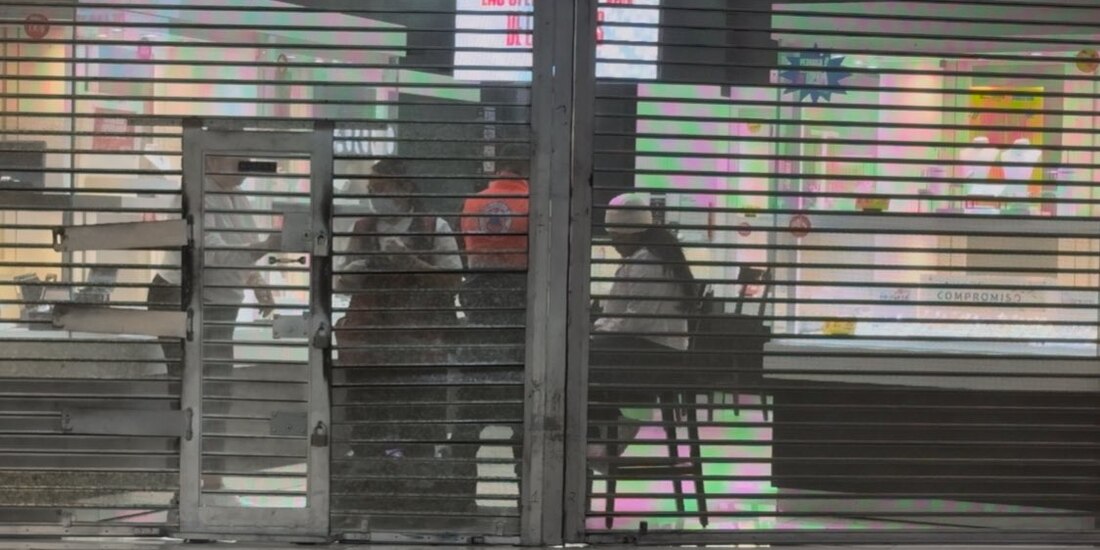 Cuatro sujetos asaltaron una joyería en la alcaldía Iztapalapa tras amenazar y agredir a una trabajadora. La SSC investiga el caso con apoyo de cámaras de videovigilancia, mientras la víctima fue atendida por paramédicos.